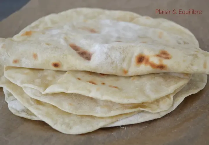 Pile de tortillas maison, parfaites pour votre prochaine recette. Légèrement dorées, elles invitent à la dégustation.