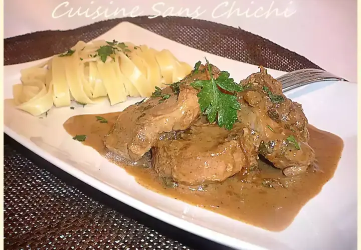 Délicieux filet mignon moutarde en sauce, servi avec des pâtes fraîches et garni de persil. Un plat savoureux.