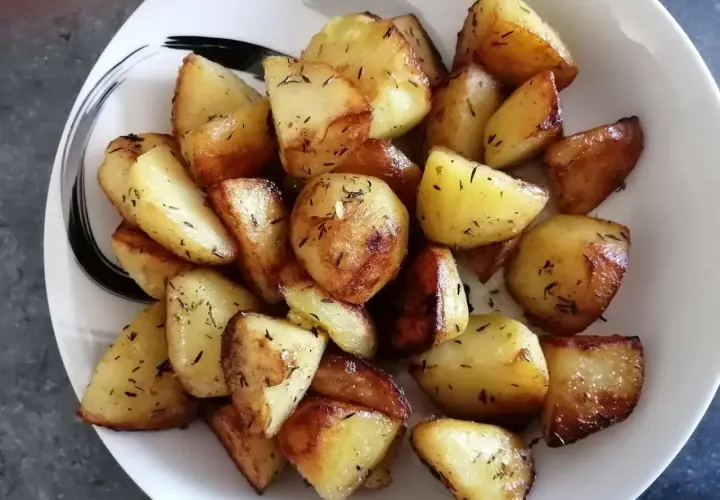 Pommes de terre rôties aux herbes, parfaitement dorées, prêtes à être dégustées. Un délice facile à préparer avec le Cookeo.