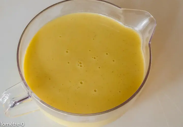 Une crème anglaise onctueuse et dorée, prête à napper un dessert gourmand.
