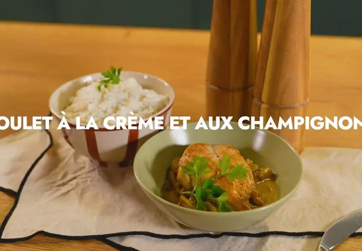 Un plat de poulet aux champignons crémeux, garni de persil frais, servi avec du riz blanc.