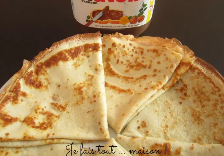 Crêpes dorées, prêtes à être garnies de pâte à tartiner. Une recette de pâte à crêpe facile pour un goûter gourmand.
