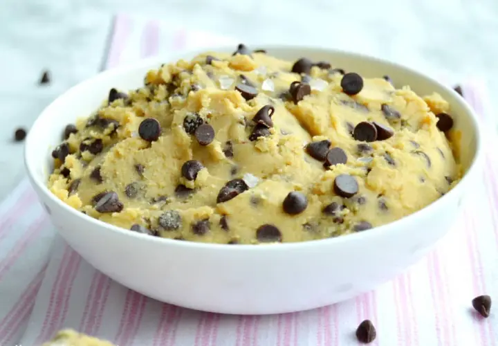 Un bol de cookie dough pois chiche, parsemé de pépites de chocolat et de cristaux de sel. Un délice à déguster sans culpabilité !