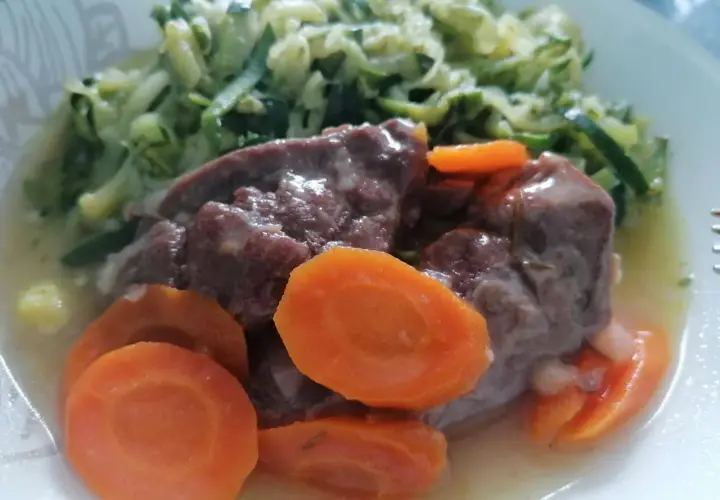 Joue de porc Cookeo tendre, accompagnée de carottes et d'une julienne de courgettes. Un plat savoureux et réconfortant.