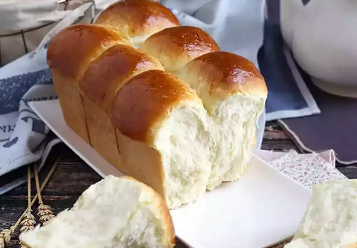Une brioche maison rapide, dorée et moelleuse, prête à être dégustée. Parfaite pour le petit-déjeuner ou le goûter.