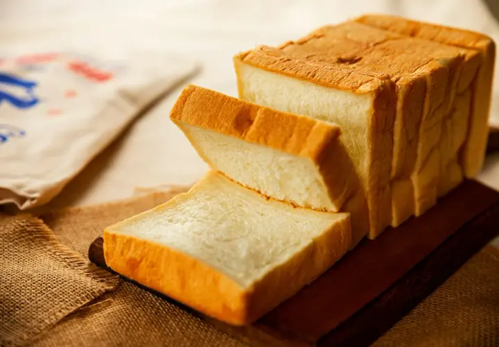 Tranches de pain de mie dorées, parfaites pour une recette facile. Un pain moelleux et aérien.