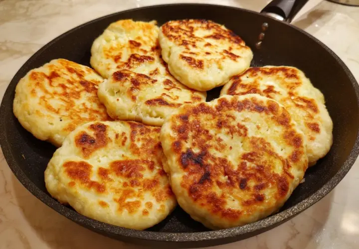 Des petits pains dorés à la poêle, prêts à être dégustés. Ils ont une belle couleur et une texture appétissante.