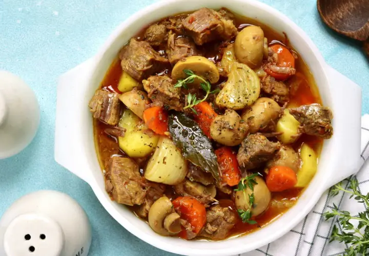 Un délicieux sauté de porc Cookeo, mijoté avec des pommes de terre, carottes, oignons et champignons. Un plat réconfortant et savoureux.
