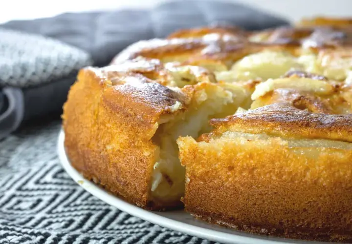 Gâteau doré et moelleux, une flognarde aux poires généreuse, prête à être dégustée.