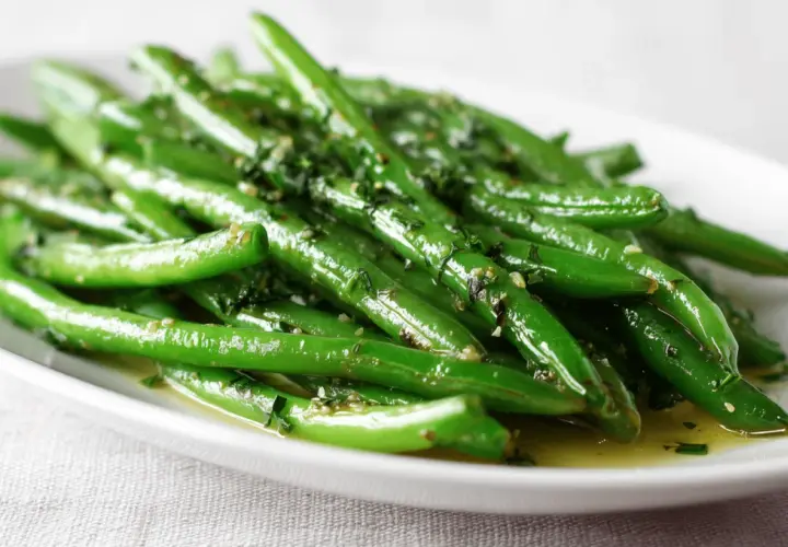 Haricots verts frais, brillants et assaisonnés, parfaits pour une recette haricot vert simple et savoureuse.