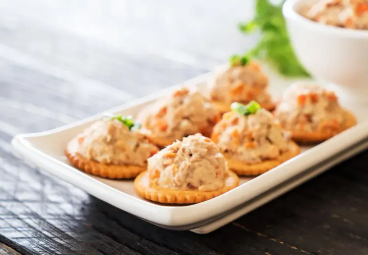 Petits toasts garnis de rillettes de saumon, parfaits pour un apéritif gourmand.
