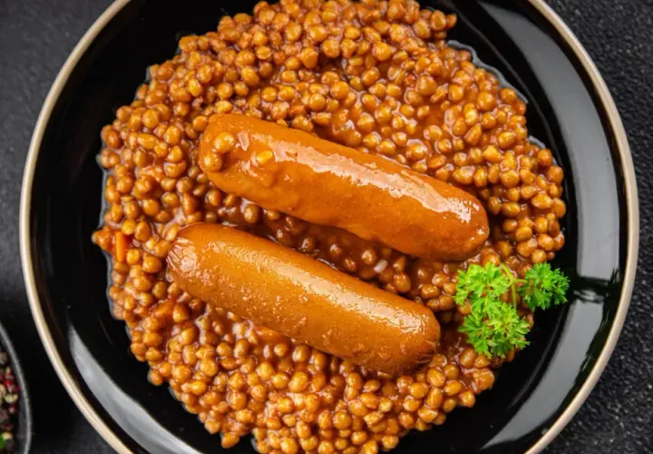 Saucisses savoureuses sur un lit de lentilles, un plat réconfortant facile à préparer avec le Cookeo.
