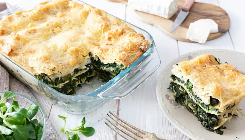 Lasagne épinard chèvre, un plat réconfortant aux couches généreuses de verdure et de fromage fondant, prêt à être dégusté.