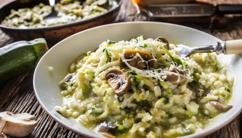 Un crémeux risotto courgette et champignons, garni de parmesan râpé, prêt à être dégusté. Un délice facile à préparer au Cookeo.
