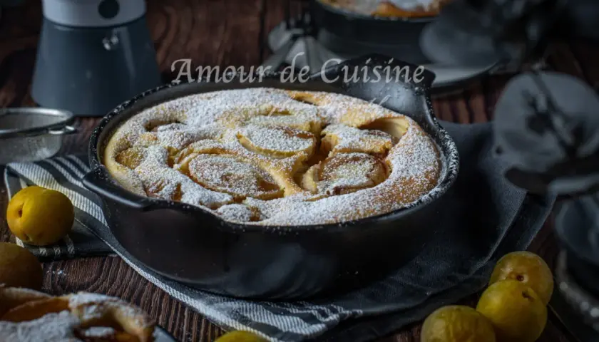 Un délicieux clafoutis aux mirabelles, saupoudré de sucre glace, prêt à être dégusté.