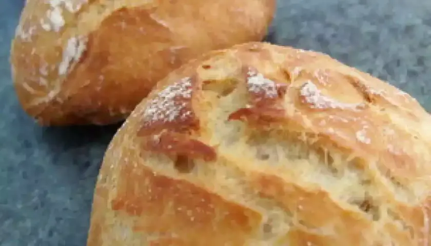 Deux pains dorés, parfaits pour une recette pain rapide sans repos. Leur croûte craquelée et leur mie aérée invitent à la dégustation.