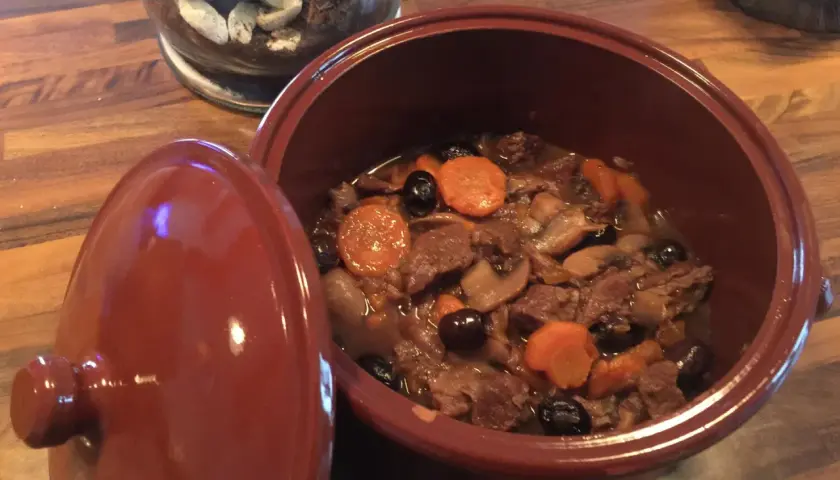 Un plat de boeuf carottes mijoté, prêt à être dégusté. Ce plat réconfortant, préparé avec amour, promet un délice pour les papilles.