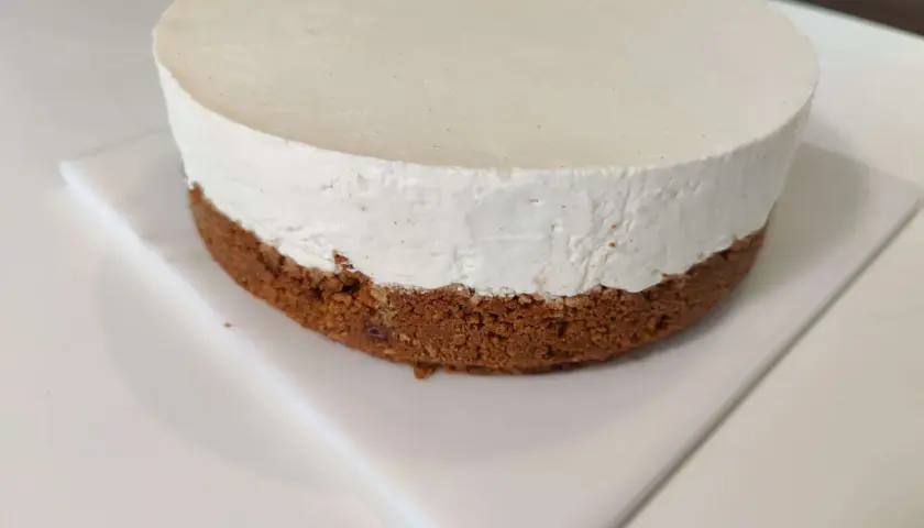Un délicieux cheesecake sans cuisson, avec une base croustillante et une garniture onctueuse. Parfait pour une recette facile et rapide.