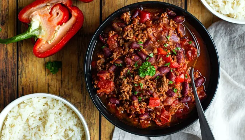 Un délicieux chili con carne, prêt à être dégusté avec du riz. Un plat réconfortant, parfait pour un repas convivial.