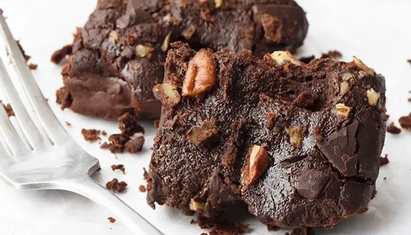 Brownies au chocolat et noix, parfaits pour une recette Cyril Lignac. Une bouchée fondante et gourmande.