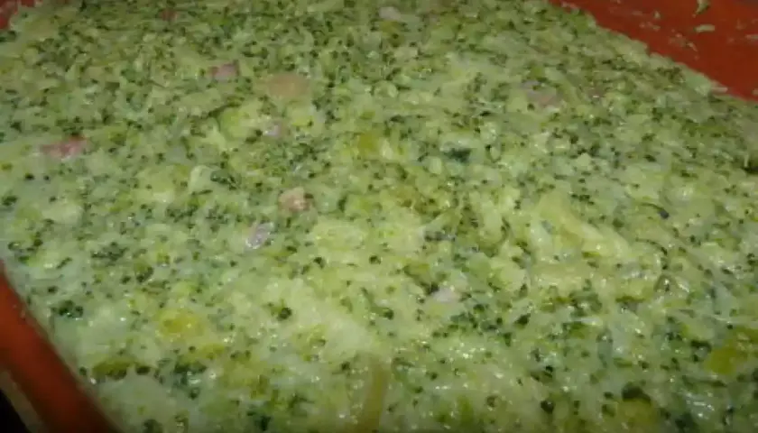 Un plat de gratin de brocolis crémeux et appétissant, prêt à être dégusté.