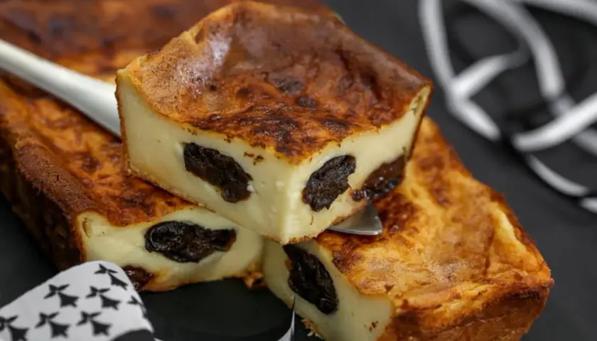Un far breton aux pruneaux, un dessert gourmand et authentique, évoquant la douceur de la nature bretonne.