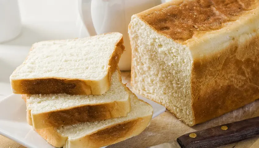 Un pain frais, tout juste sorti du four, prêt à être dégusté. Le plaisir de faire du pain maison.