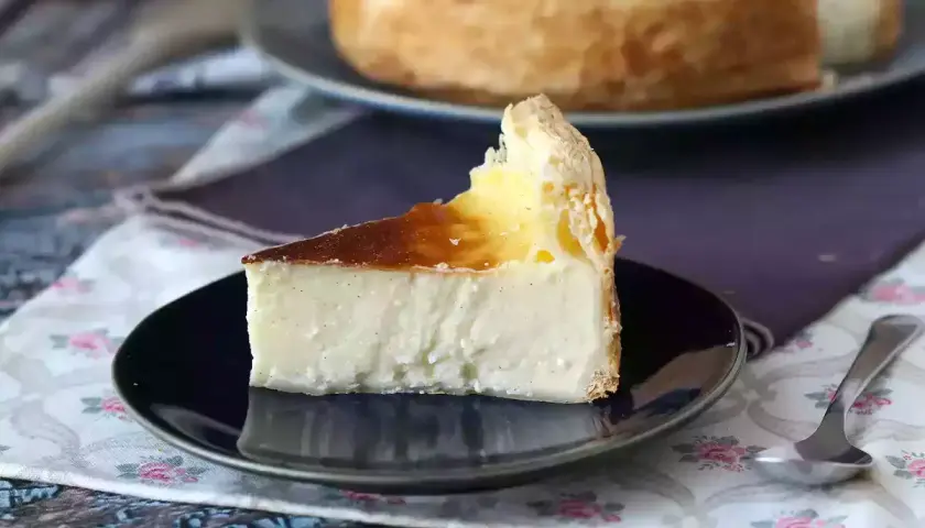 Une part de flan pâtissier onctueux, avec sa croûte dorée et sa garniture vanillée. La véritable recette flan pâtissier, un délice !