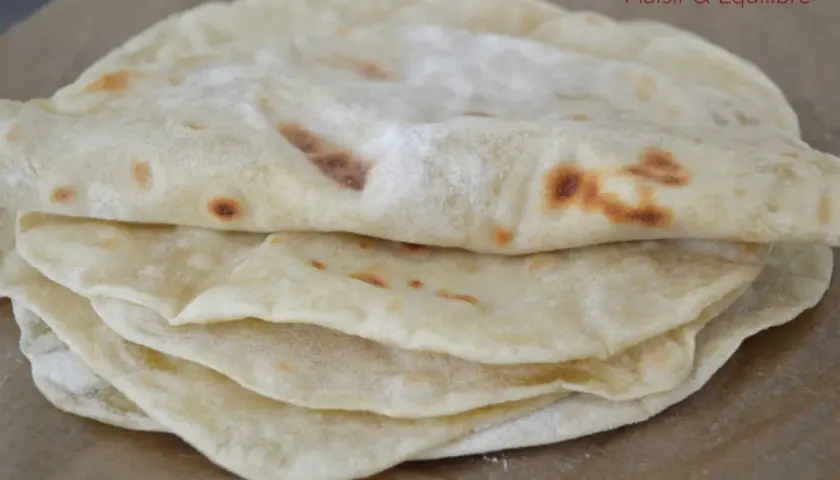 Pile de tortillas maison, parfaites pour votre prochaine recette. Légèrement dorées, elles invitent à la dégustation.
