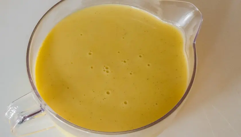 Une crème anglaise onctueuse et dorée, prête à napper un dessert gourmand.