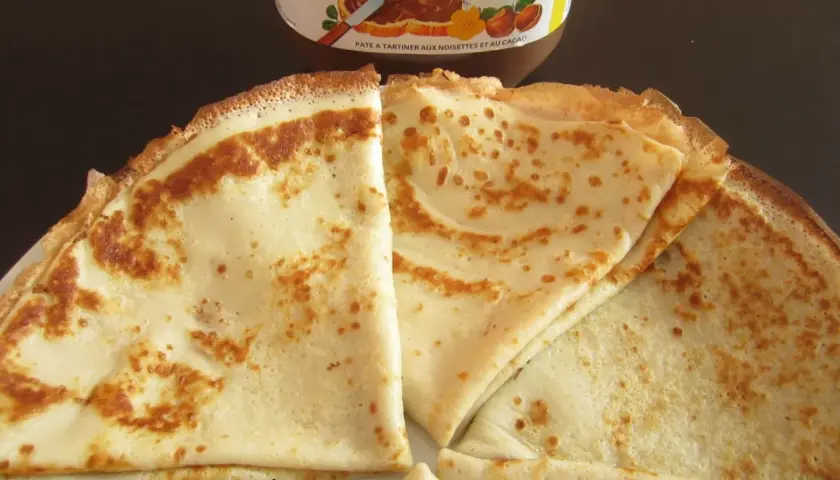 Crêpes dorées, prêtes à être garnies de pâte à tartiner. Une recette de pâte à crêpe facile pour un goûter gourmand.