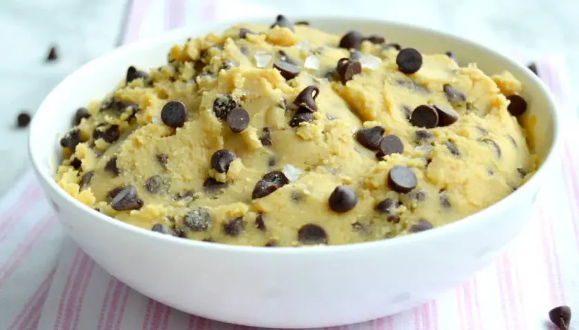 Un bol de cookie dough pois chiche, parsemé de pépites de chocolat et de cristaux de sel. Un délice à déguster sans culpabilité !