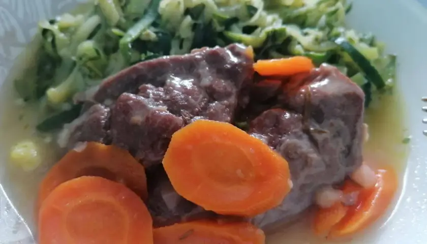 Joue de porc Cookeo tendre, accompagnée de carottes et d'une julienne de courgettes. Un plat savoureux et réconfortant.