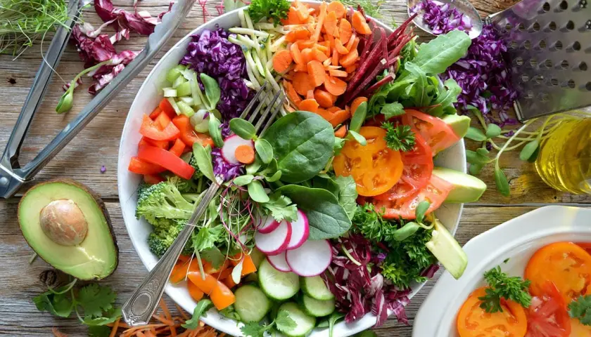 Une généreuse salade composée été, pleine de couleurs et de fraîcheur : tomates, avocat, carottes râpées, chou rouge, radis, concombre, brocolis et herbes fraîches.