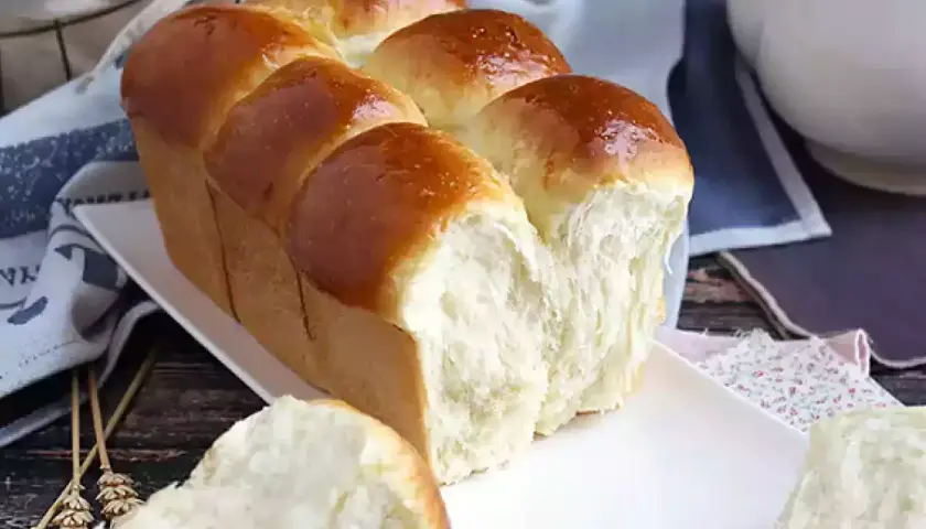 Une brioche maison rapide, dorée et moelleuse, prête à être dégustée. Parfaite pour le petit-déjeuner ou le goûter.