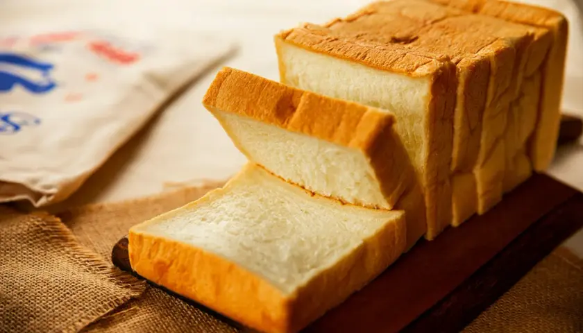 Tranches de pain de mie dorées, parfaites pour une recette facile. Un pain moelleux et aérien.