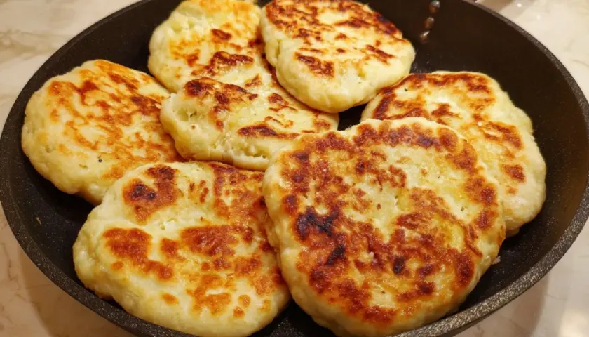 Des petits pains dorés à la poêle, prêts à être dégustés. Ils ont une belle couleur et une texture appétissante.