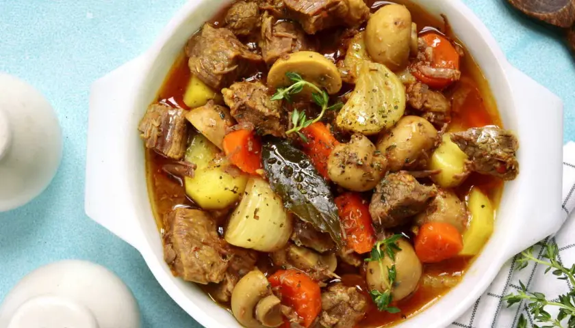 Un délicieux sauté de porc Cookeo, mijoté avec des pommes de terre, carottes, oignons et champignons. Un plat réconfortant et savoureux.