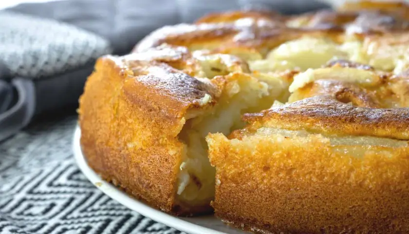 Gâteau doré et moelleux, une flognarde aux poires généreuse, prête à être dégustée.