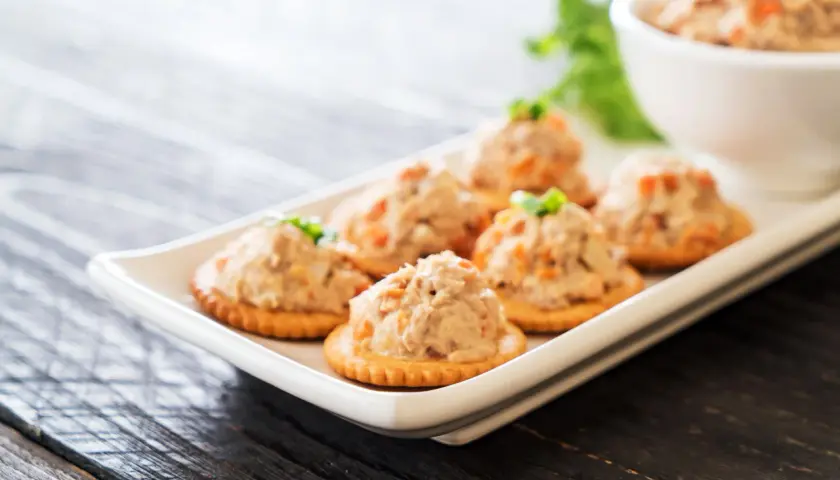 Petits toasts garnis de rillettes de saumon, parfaits pour un apéritif gourmand.