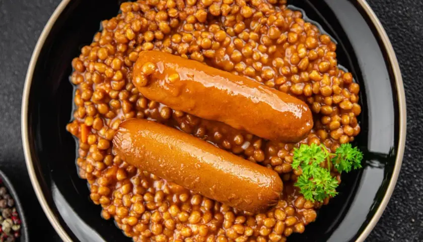 Saucisses savoureuses sur un lit de lentilles, un plat réconfortant facile à préparer avec le Cookeo.
