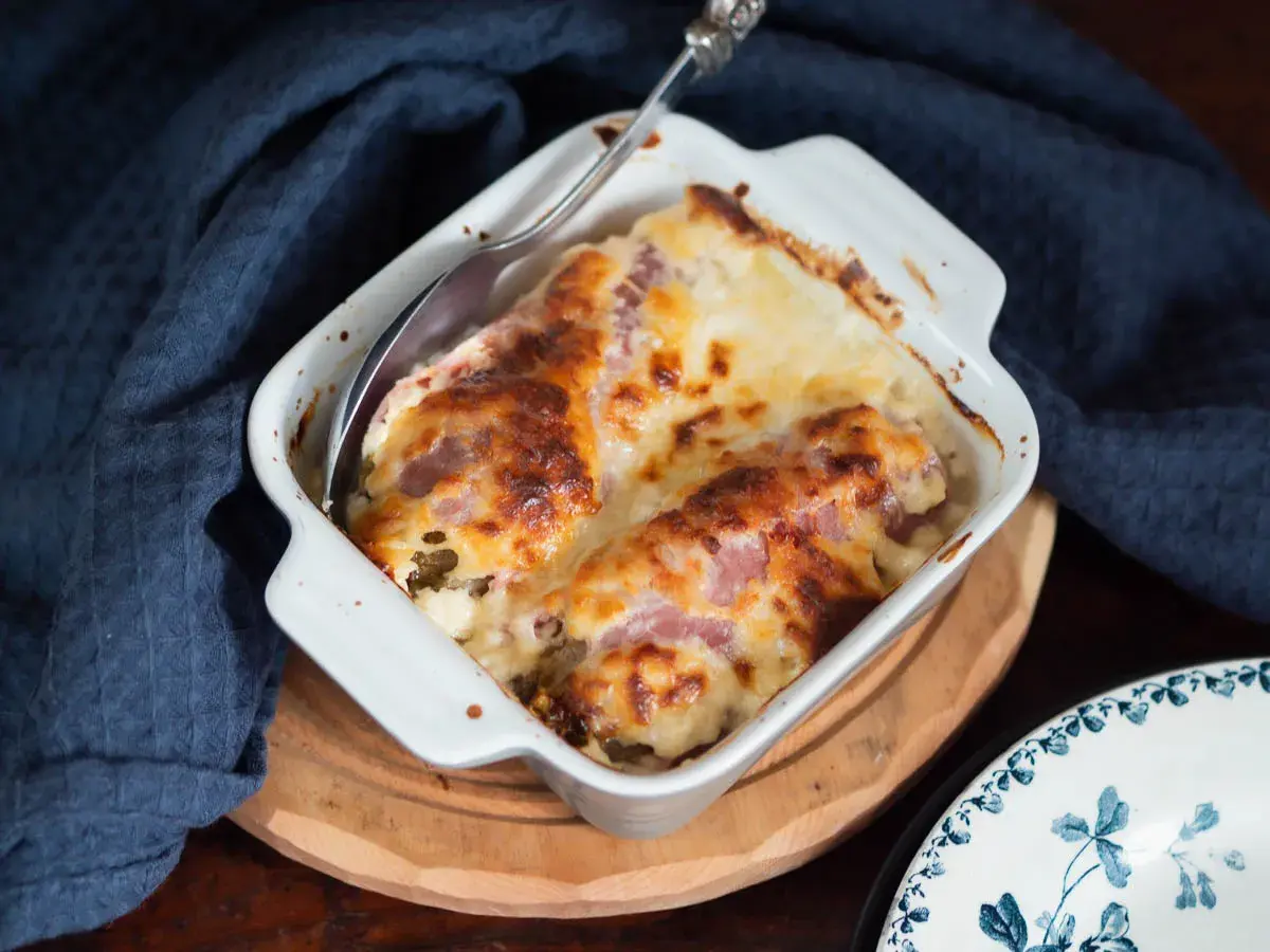 Endives au jambon gratinées, une recette sans béchamel facile et savoureuse. Un plat réconfortant prêt à être dégusté.