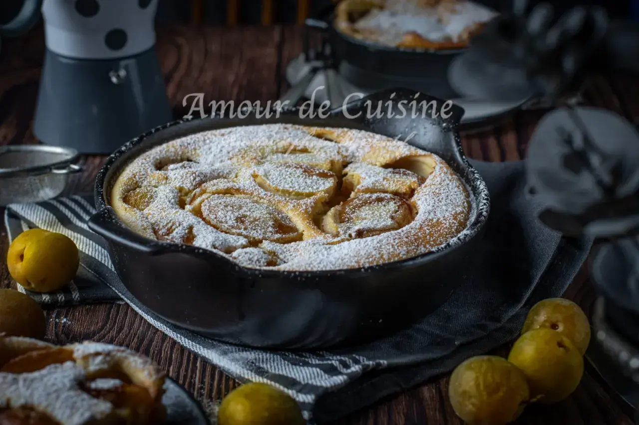 Un délicieux clafoutis aux mirabelles, saupoudré de sucre glace, prêt à être dégusté.