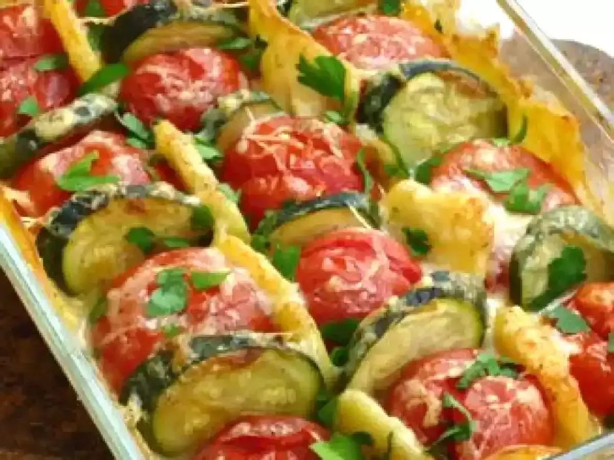 Un délicieux gratin de légumes, avec des rondelles de courgettes et de tomates, gratiné au fromage et parsemé de persil frais. Un plat savoureux et coloré.