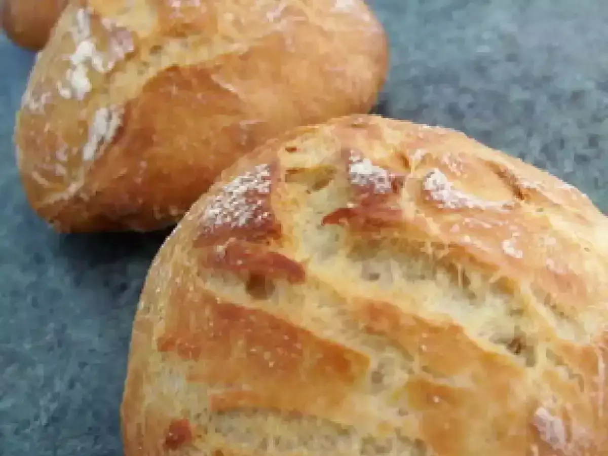 Deux pains dorés, parfaits pour une recette pain rapide sans repos. Leur croûte craquelée et leur mie aérée invitent à la dégustation.