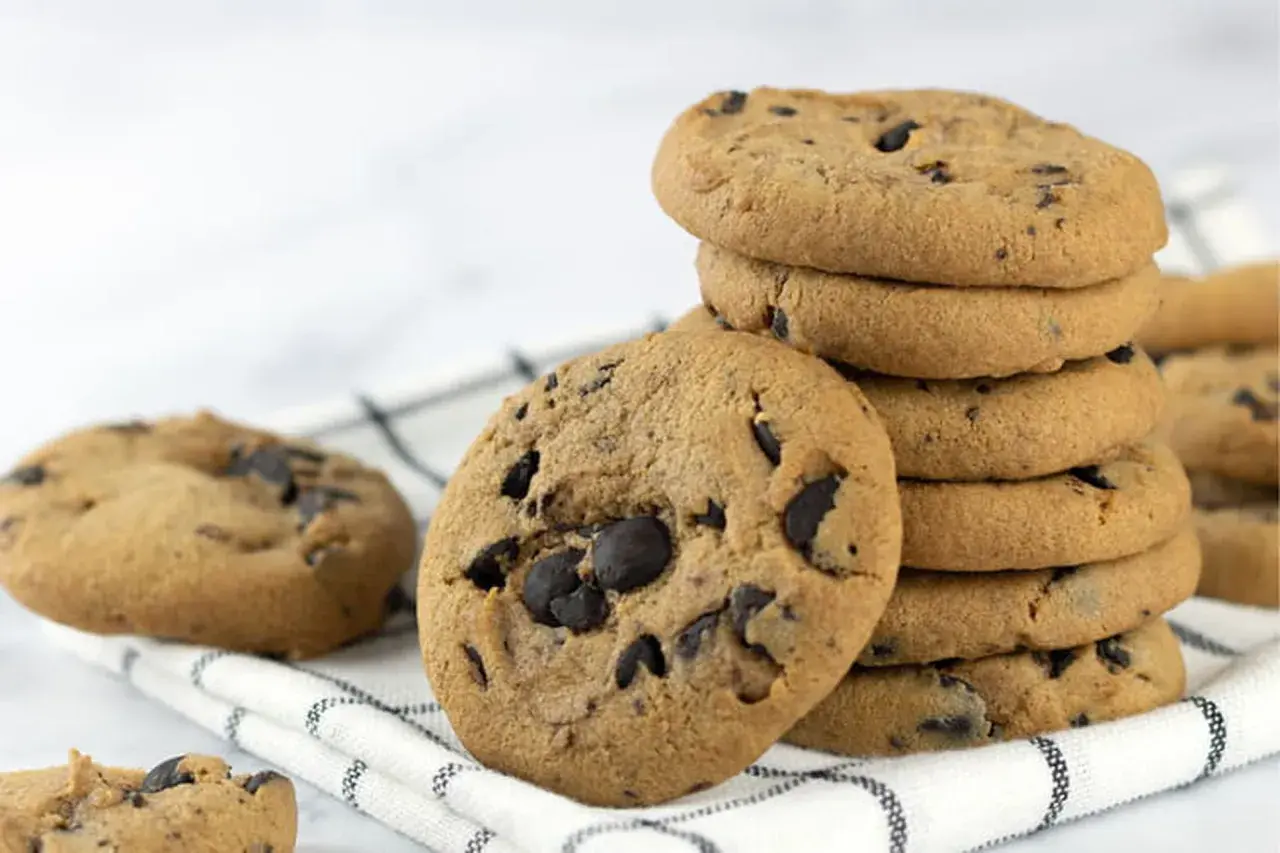 Pile de cookies aux pépites de chocolat, parfaits pour une recette facile et gourmande.