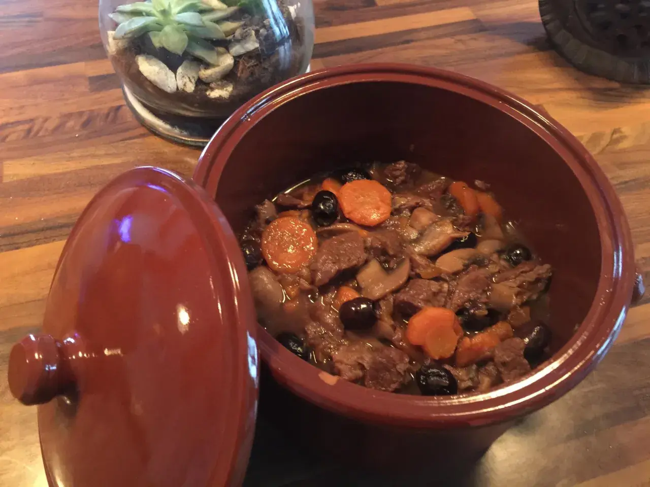 Un plat de boeuf carottes mijoté, prêt à être dégusté. Ce plat réconfortant, préparé avec amour, promet un délice pour les papilles.