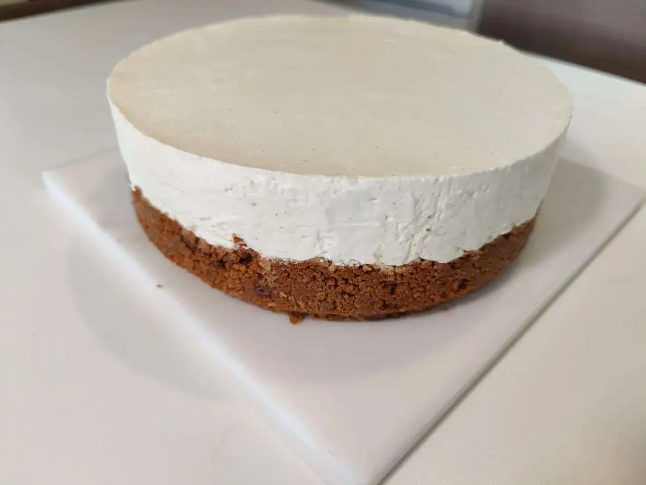Un délicieux cheesecake sans cuisson, avec une base croustillante et une garniture onctueuse. Parfait pour une recette facile et rapide.