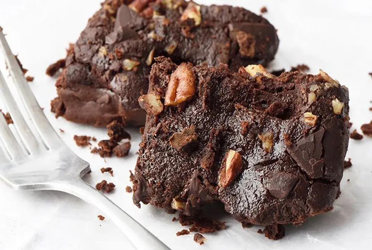 Brownies au chocolat et noix, parfaits pour une recette Cyril Lignac. Une bouchée fondante et gourmande.