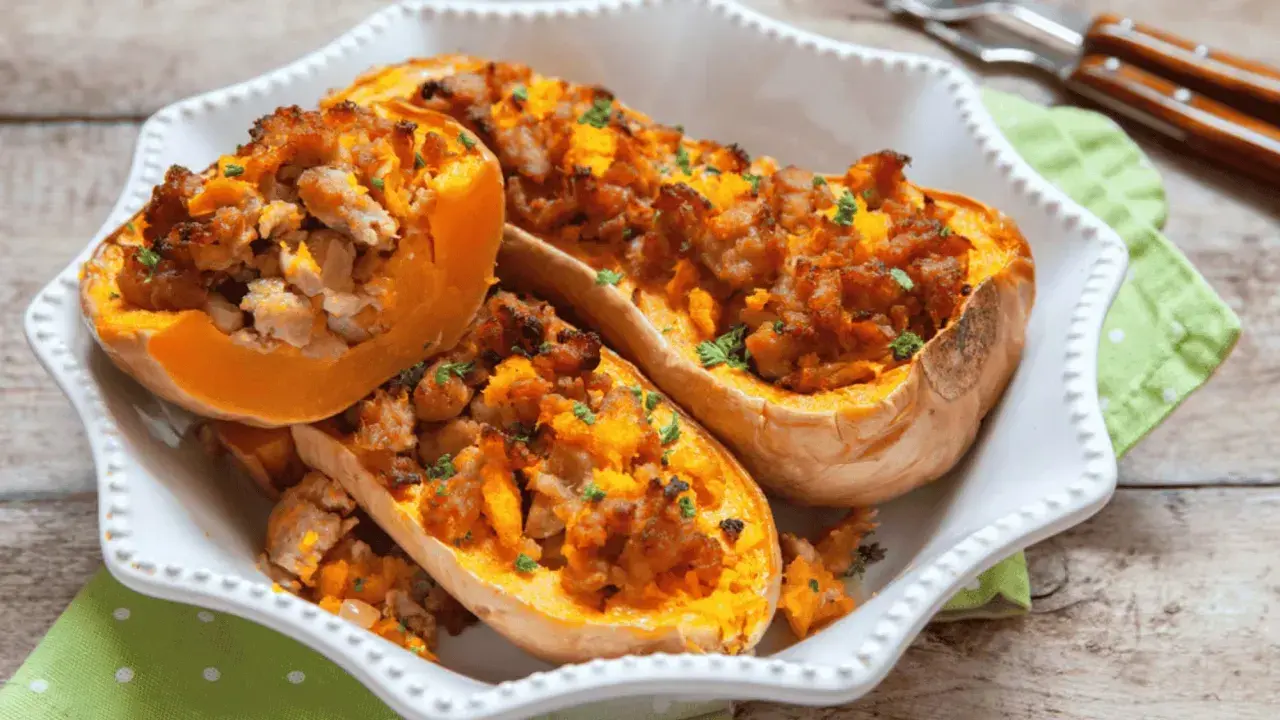 Courges butternut farcies, garnies de viande et d'herbes, prêtes à être dégustées après un passage à l'air fryer.